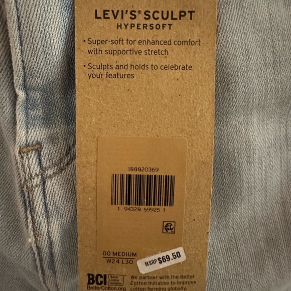 Levi NWT. Distressed skinny jeans. - Picture 5 of 6
